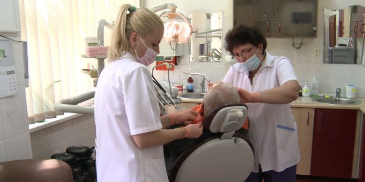 Tratament gratuit la dentist, indiferent dacă ești sau nu asigurat. Care sunt serviciile de care beneficiezi