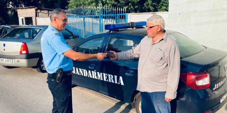 Salvat de gestul de omenie al unui jandarm, după ce și-a pierdut portofelul cu tot cu bani, carduri și acte