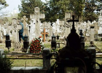 Profanare de morminte în Alexandria. Au deschis sicrie și au furat tot ce-au găsit