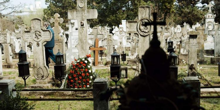 Profanare de morminte în Alexandria. Au deschis sicrie și au furat tot ce-au găsit