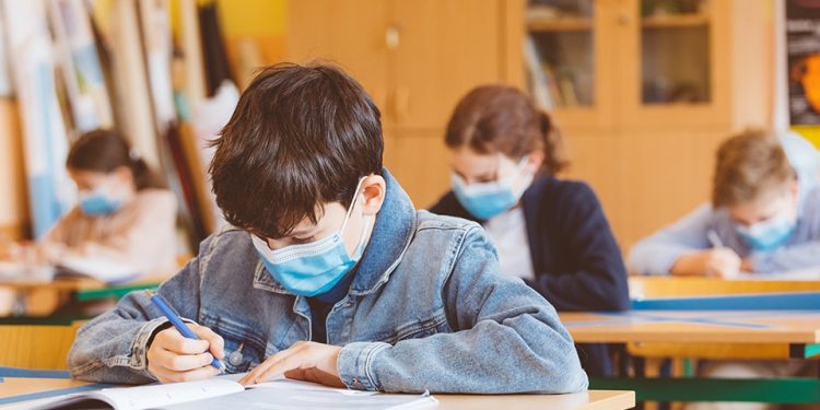 Școala începe în 13 septembrie în format fizic. Masca, obligatorie pentru copiii peste 6 ani