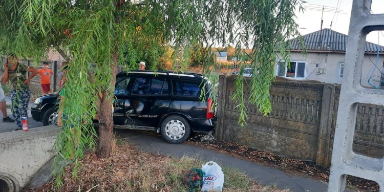 Accident la Peretu. Două autoturisme au fost implicate [Foto]