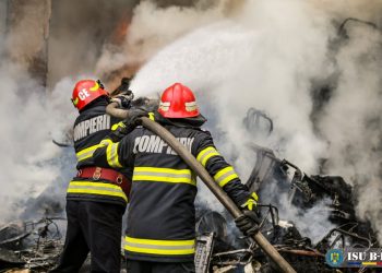 Doi pompieri teleormăneni se numără printre salvatorii unei femei de 70 de ani din localitatea constănțeană Lumina [Video]