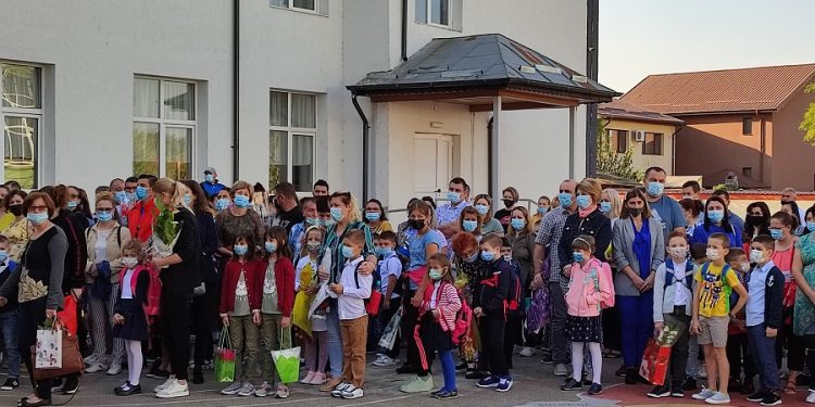 Clopoțelul a sunat astăzi pentru cei peste 39 de mii de elevi din județul Teleorman. 64 dintre ei au început în sistem online