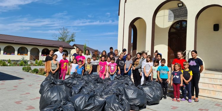 Acțiune de ecologizare în satul Lada, organizată de Preotul Florin Danu