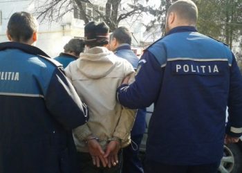 Au intrat în curtea unui bărbat din Botoroaga, au montat, fără acordul său, jgheaburi la acoperiș, apoi l-au amenințat să plătească