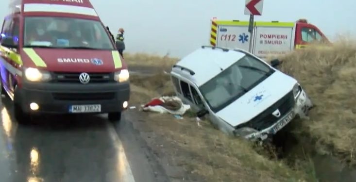 Ambulanță care transporta pacienţi la dializă, implicată într-un accident cu victime