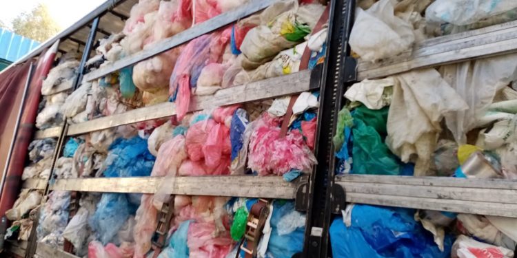 Deșeuri amestecate cu substanțe chimice oprite la Frontiera Turnu Măgurele