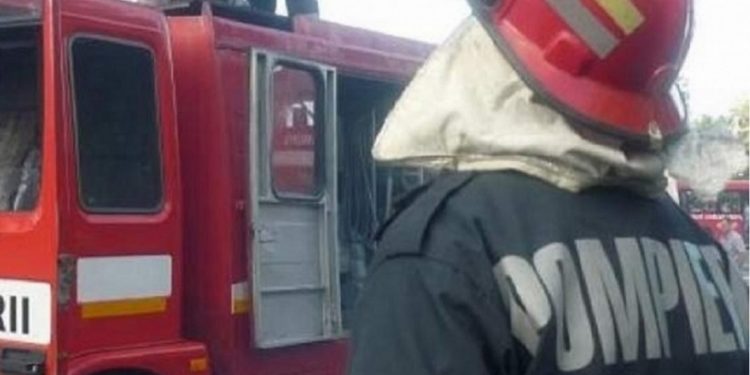 Incendiu într-un apartament din Alexandria. Trei persoane au ajuns la spital