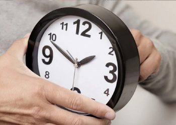 Din această noapte vom trece la ora de iarnă