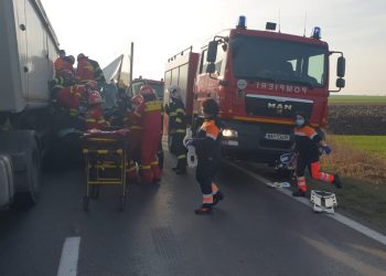 Accident între două TIR-uri şi o autocamionetă, pe DN 6. O persoană a murit