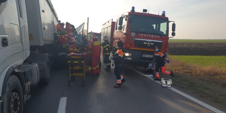 Accident între două TIR-uri şi o autocamionetă, pe DN 6. O persoană a murit