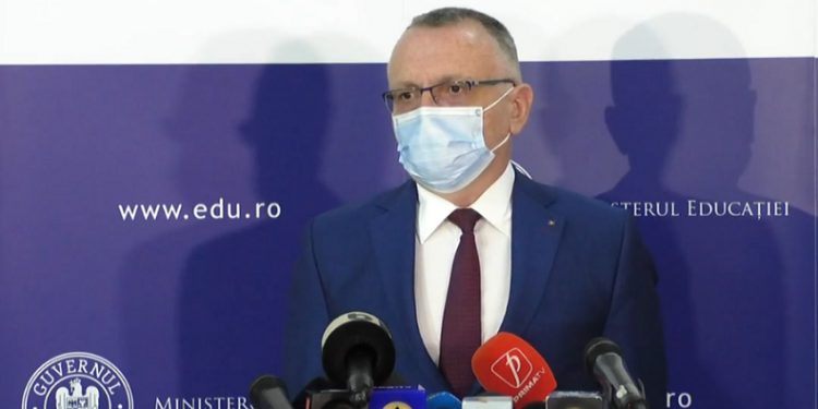 Ministrul Educației: Școala va începe pe 8 noiembrie. Reducem numărul de teze pe care elevii îl vor susține în acest an