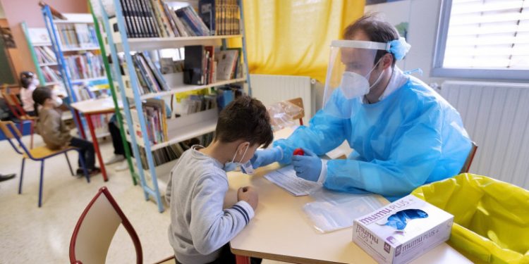 Testarea copiilor se poate face acasă sau la școală. Ce se întâmplă când testul iese pozitiv