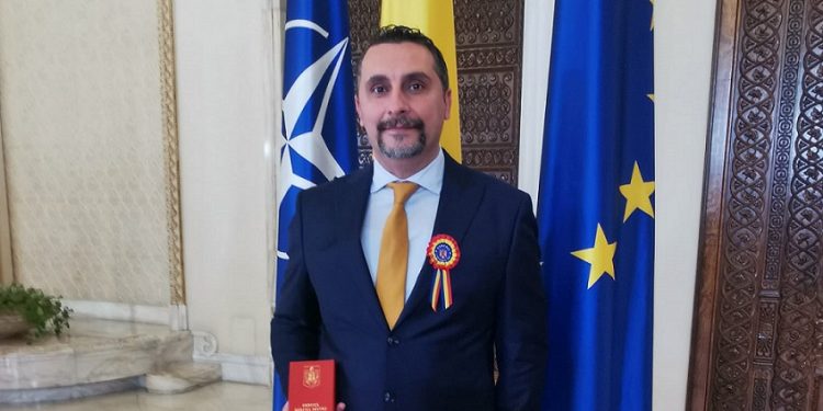Directorul școlii din Conțești, decorat cu Ordinul Meritul pentru Învățământ în grad de Cavaler, de Ziua României