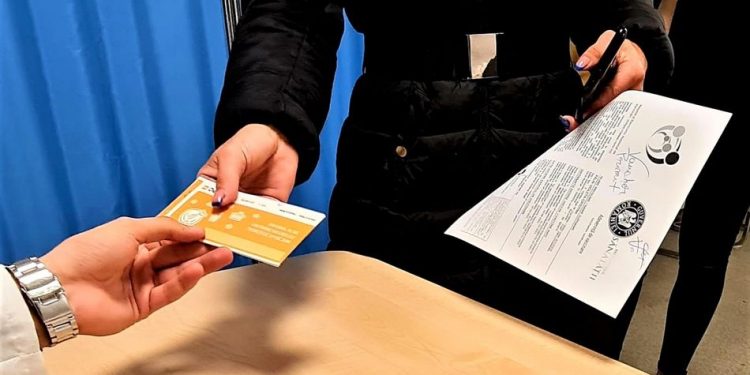 Persoanele vaccinate complet, în octombrie, la Școala Gimnazială nr. 6 Alexandria își pot ridica tichetele de masă