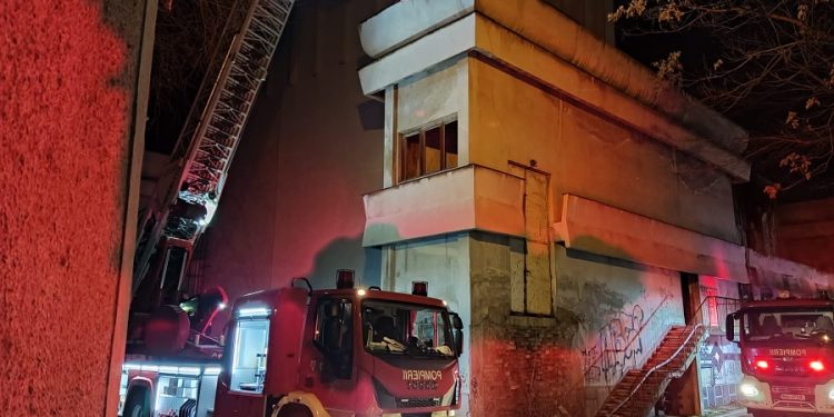 Clădirea Casei de Cultură din Turnu Măgurele a fost mistuită de flăcări. O persoană necunoscută a dat foc locației dezafectate.