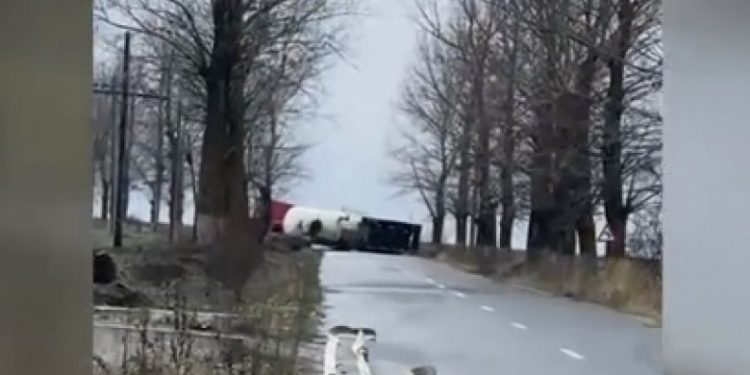 Cisternă încărcată cu 12 tone de GPL, răsturnată între Balaci și Tecuci | VIDEO