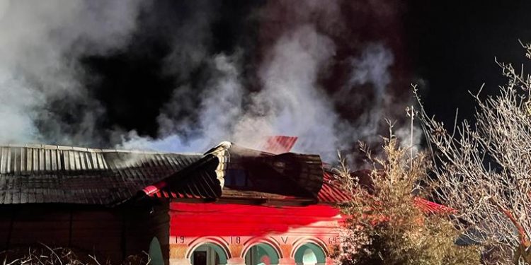 Un bărbat cu probleme locomotorii a murit în casa cuprinsă de flăcări, în Calinești