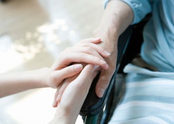 Asiguratul care îngrijeşte un bolnav de cancer va beneficia de concediu şi indemnizaţie. Legea a fost promulgată