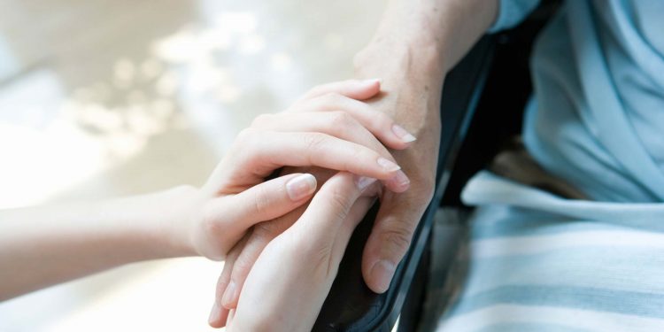 Asiguratul care îngrijeşte un bolnav de cancer va beneficia de concediu şi indemnizaţie. Legea a fost promulgată