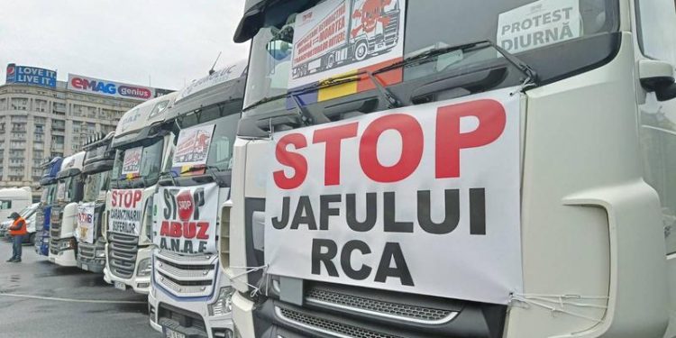 Transportatorii ameninţă cu proteste, dacă nu se aplică urgent plafonarea tarifelor RCA