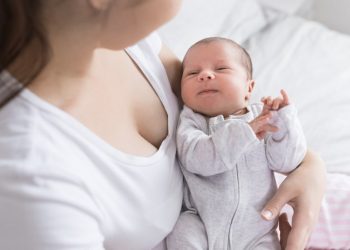 Mamele cu posibilităţi materiale reduse pot beneficia de un ajutor de 2.000 de lei pentru noul născut. Cui şi când se va acorda