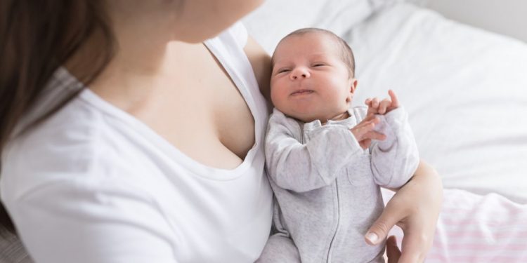 Mamele cu posibilităţi materiale reduse pot beneficia de un ajutor de 2.000 de lei pentru noul născut. Cui şi când se va acorda