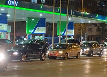 Sute de teleormăneni au luat cu asalt benzinăriile din județ [VIDEO]