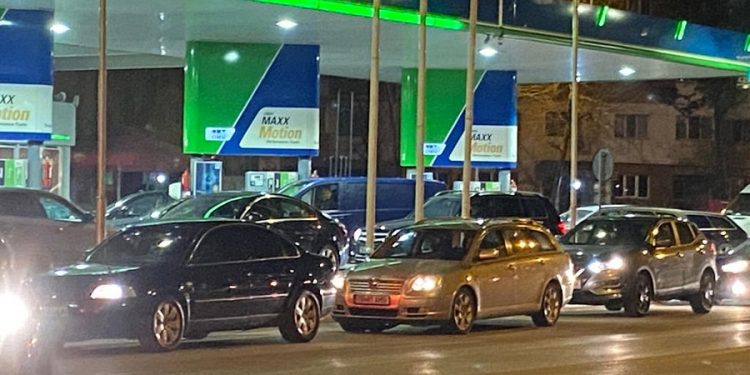 Sute de teleormăneni au luat cu asalt benzinăriile din județ [VIDEO]