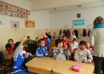 500 de lei de la stat pentru rechizite și haine. Ce categorie de elevi poate primi ajutorul