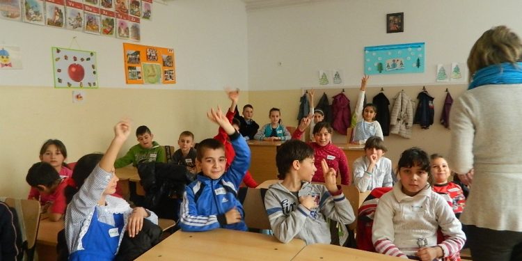 500 de lei de la stat pentru rechizite și haine. Ce categorie de elevi poate primi ajutorul