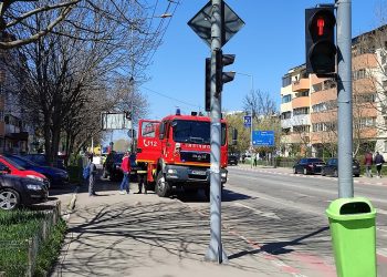 Copil de 11 ani, blocat în liftul blocului.