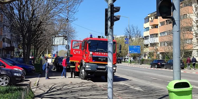 Copil de 11 ani, blocat în liftul blocului.