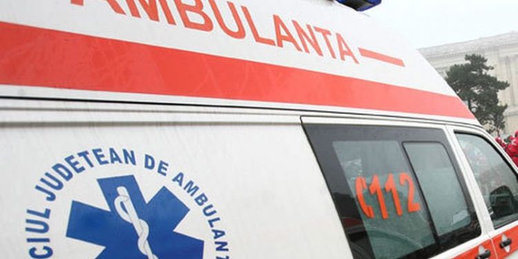 Un copil de nici 3 ani din Alexandria a căzut de la etajul al treilea al unui bloc