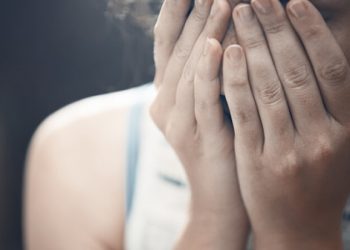 Adolescentă de 15 ani, snopită în bătaie de fostul iubit. Agresiunea a fost surprinsă de o cameră de supraveghere