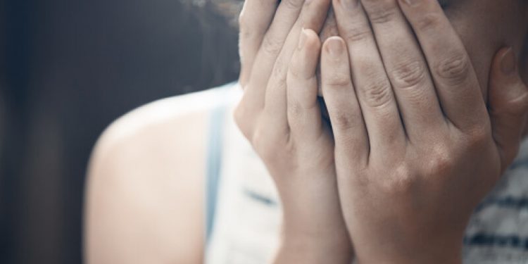 Adolescentă de 15 ani, snopită în bătaie de fostul iubit. Agresiunea a fost surprinsă de o cameră de supraveghere