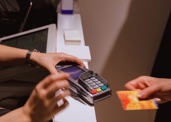 Instituțiile publice și furnizorii de utilități vor fi obligați să accepte plata cu cardul la casierie, dar și online