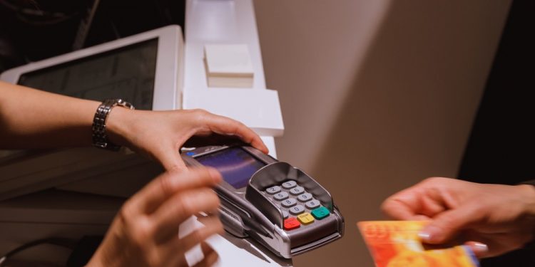 Instituțiile publice și furnizorii de utilități vor fi obligați să accepte plata cu cardul la casierie, dar și online