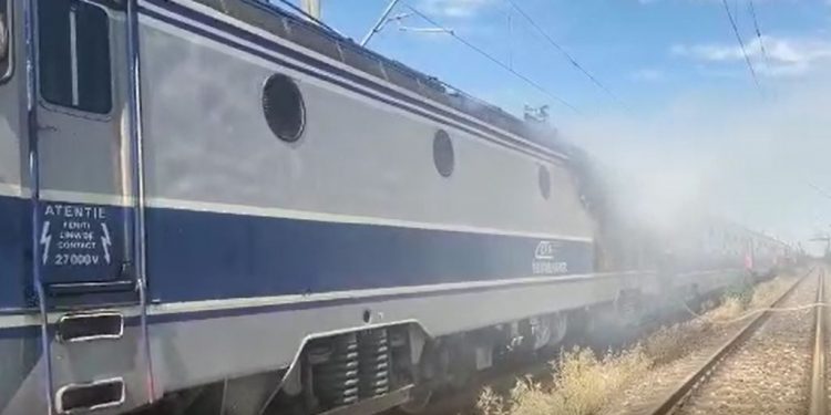 Locomotiva unui tren a luat foc în zona stației Videle. Călătorii s-au autoevacuat | VIDEO