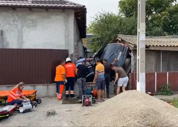 Un bărbat a murit după ce a intrat cu mașina într-o casă