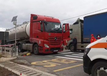 Un bărbat din Plosca a murit strivit de un camion, încercând să traverseze pe E70