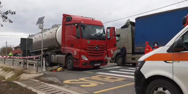 Un bărbat din Plosca a murit strivit de un camion, încercând să traverseze pe E70