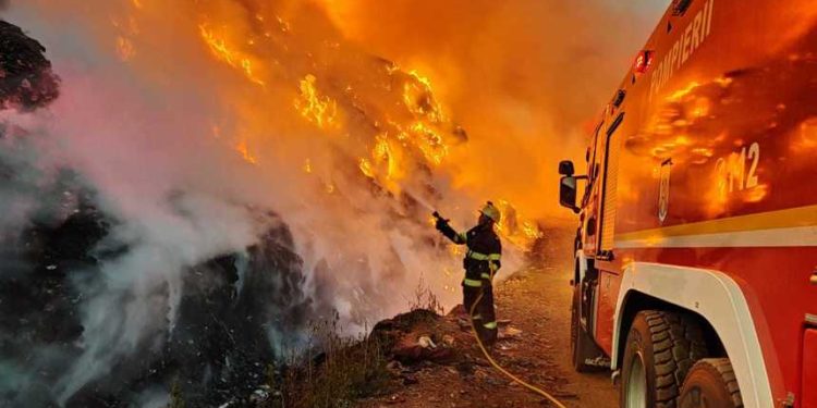 Cinci incendii în șase ani la groapa de gunoi de la Mavrodin. Au ars 150 de tone de deșeuri, dar Garda de Mediu nu știe