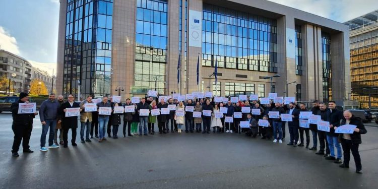 Acțiune de mobilizare pentru aderarea României la spațiul Schengen, în fața sediului Consiliului UE din Bruxelles, organizată de PES activists România