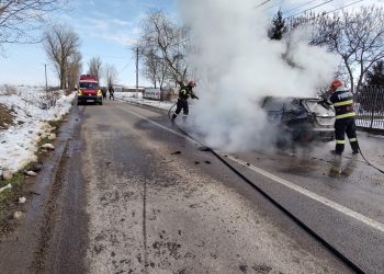 O mașină a luat foc pe drum, în Măgura