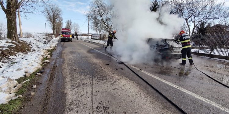 O mașină a luat foc pe drum, în Măgura