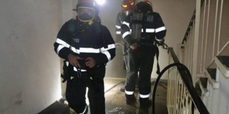 Curajul și cunoștințele unei bătrâne căreia i-a luat foc locuința i-a impresionat pe pompierii teleormăneni