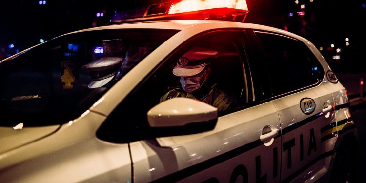 Băut și fără permis, s-a urcat la volan și s-a înfipt într-o autoutilitară