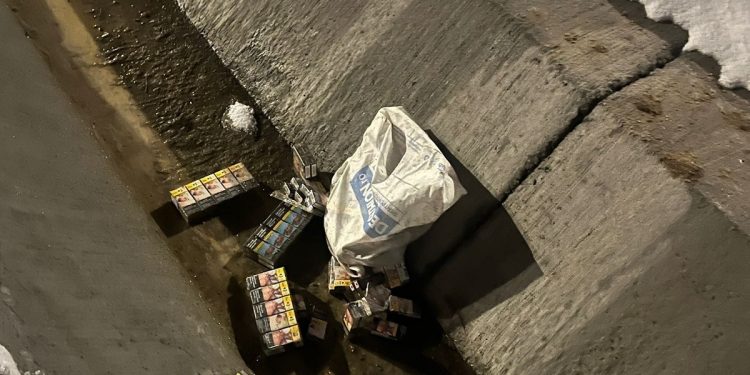 Trei teleormăneni au aruncat mii de țigări de contrabandă pe marginea unei autostrăzi, ca să scape de poliție